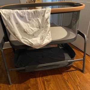 Maxi cosi bedside bassinet.